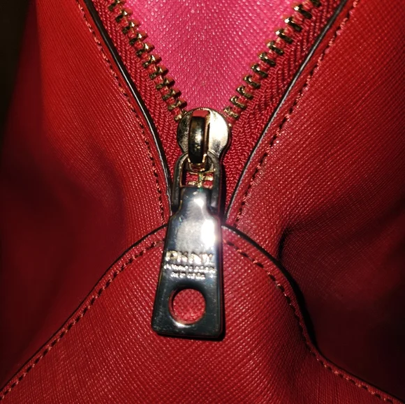 DKNY Magenta Saffiano Leather Large Side Zipper Tote and matching wallet - Picture 4 of 12